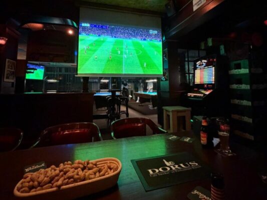 schermen bij Café Dorus