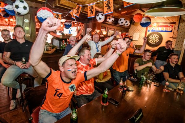 Voetbal bij Café Dorus