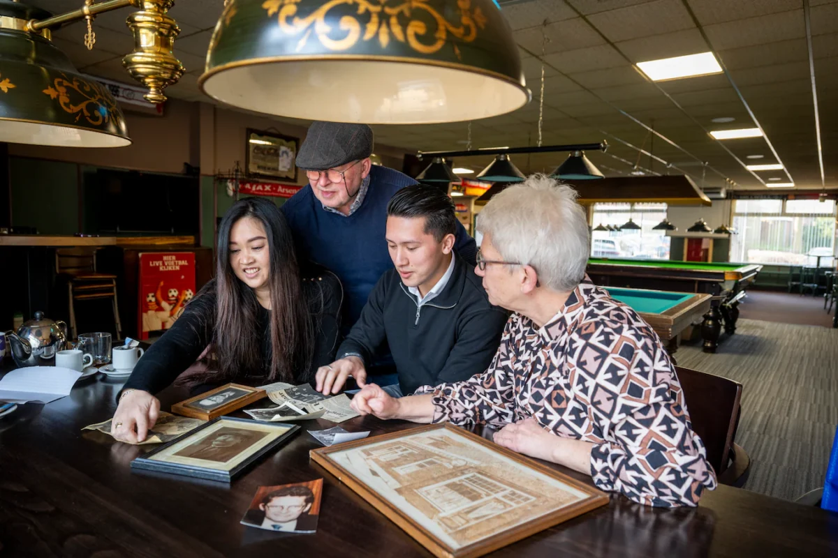 Jan Ebbing Is Vierde Generatie Op Cafe Dorus In Rijssen En De Volgende Generatie Staat Klaar Jan Ebbing Achter En Zijn Zus Jet Koster Kijken Mee Naar Oude Fotos Met Jans Zoon Joey En Dochter Natha 1200x800