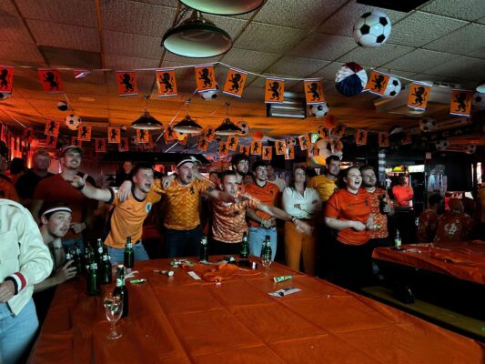 Voetbal op de schermen bij Café Dorus