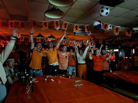 Voetbal op de schermen bij Café Dorus