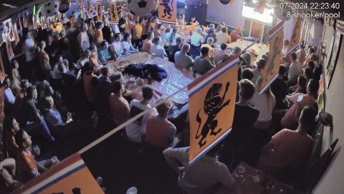 Voetbal op de schermen bij Café Dorus